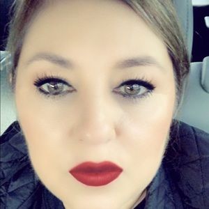 Meet your Posher, Lora